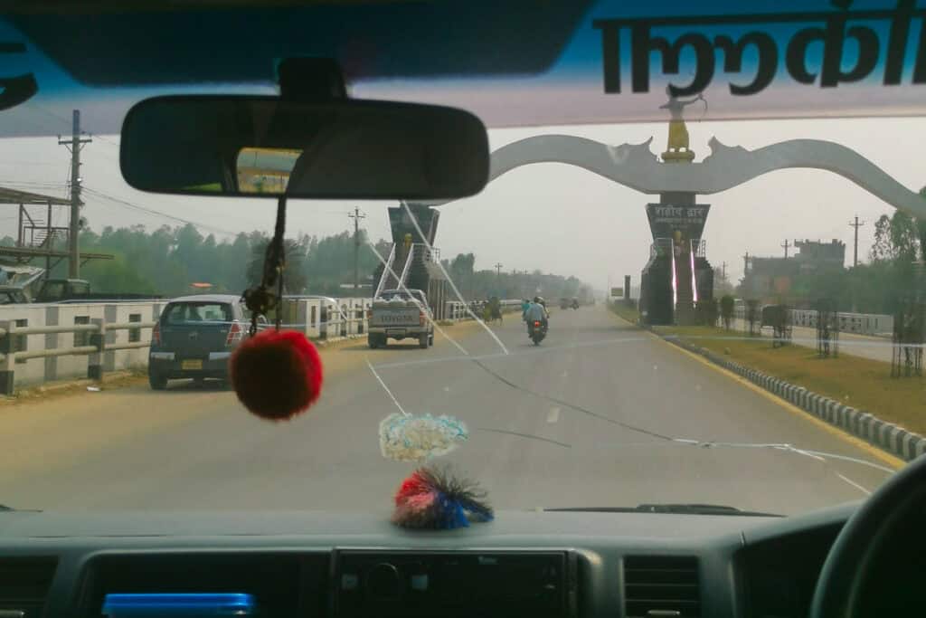 Blick aus einem Fahrzeug auf eine Straße in Nepal während einer Reise