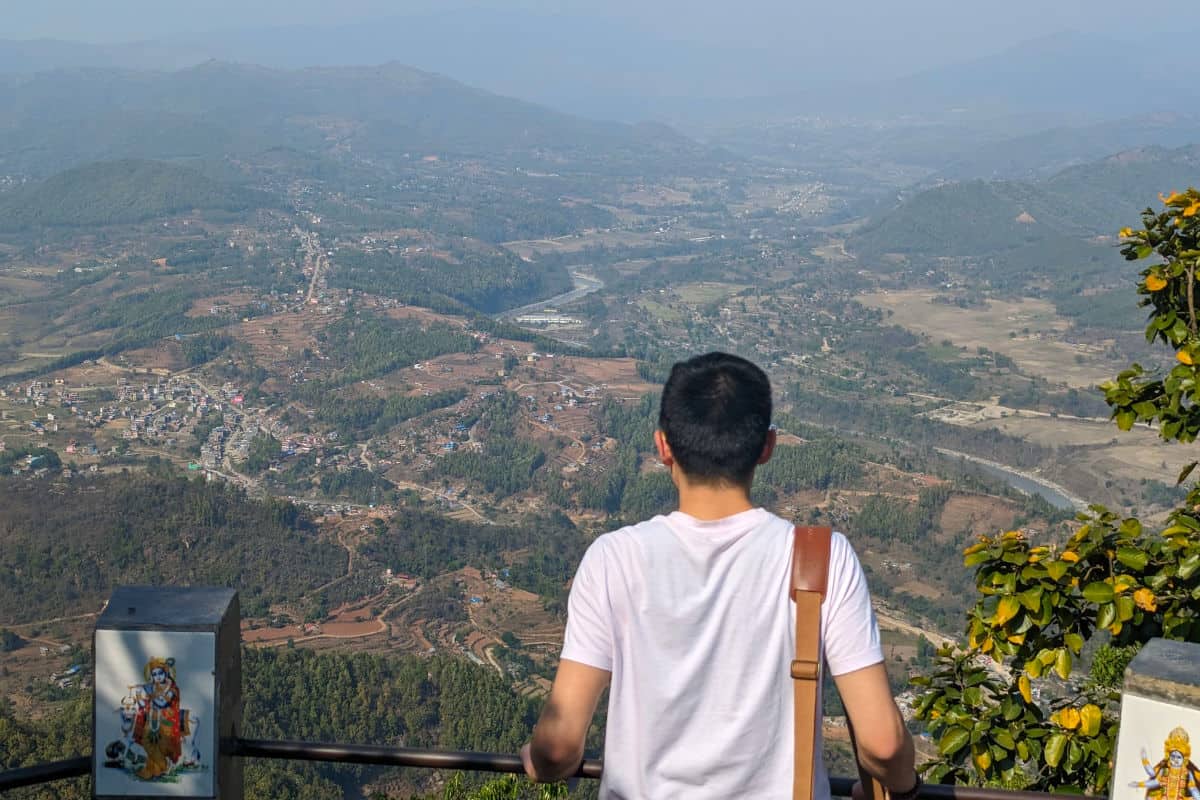Blick über das nepalesische Hügelland bei klarer Sicht – typische Wetterlage während der Trockenzeit