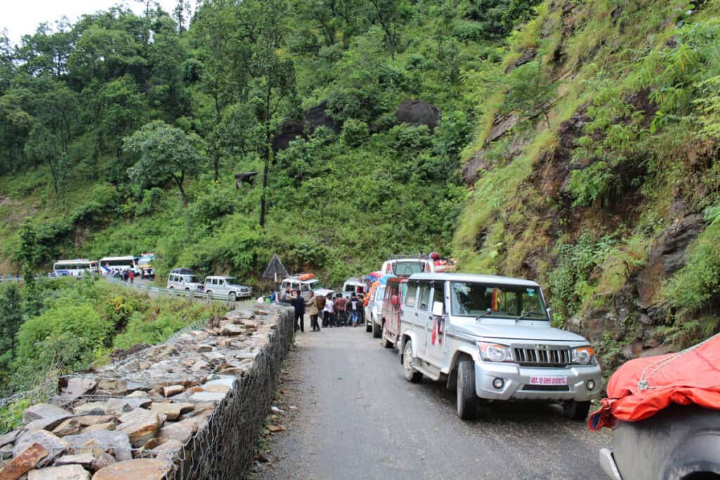 Jeeps und Busse auf einer schmalen Bergstraße in Nepal