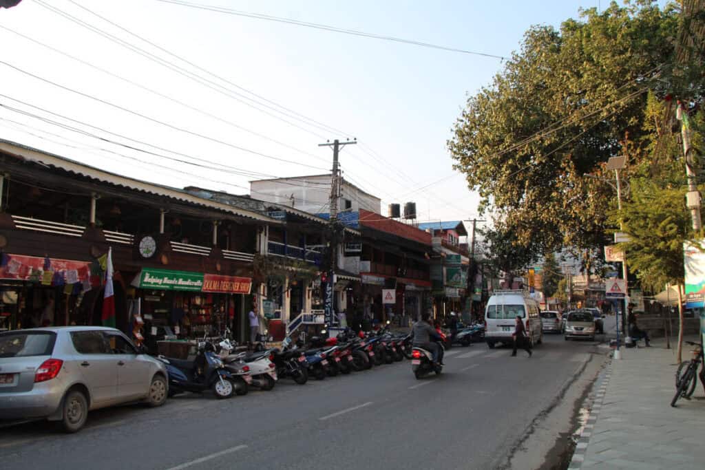 Pokhara Lakeside – Hauptstraße und Alltag Hauptstraße im Stadtteil Lakeside in Pokhara mit Restaurants, Unterkünften, Rollern und Verkehr
