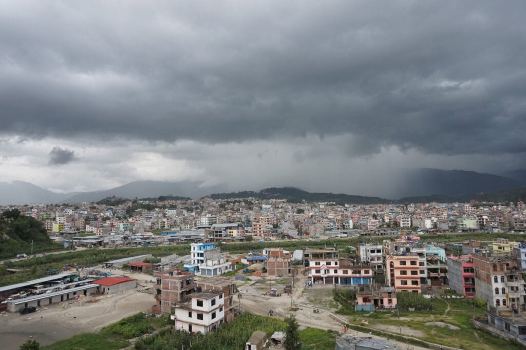 Dunkle Wolken und aufziehender Regen über dem Kathmandu-Tal – typisches wechselhaftes Reisewetter in Nepal