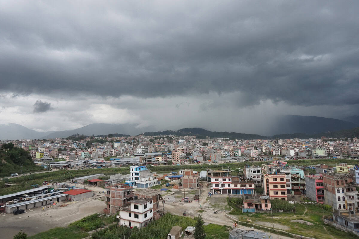 Dunkle Wolken und aufziehender Regen über dem Kathmandu-Tal – typisches wechselhaftes Reisewetter in Nepal