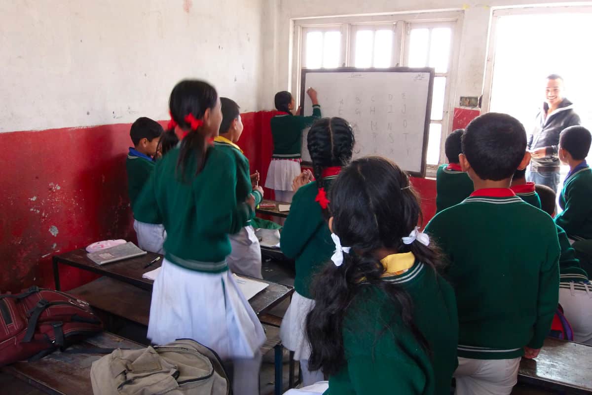 Kinder lernen gemeinsam im Klassenzimmer einer nepalesischen Schule