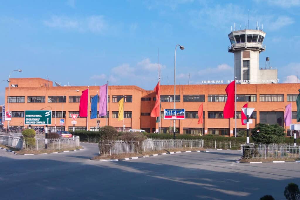 Außenansicht des Tribhuvan International Airport in Kathmandu – Einreise nach Nepal