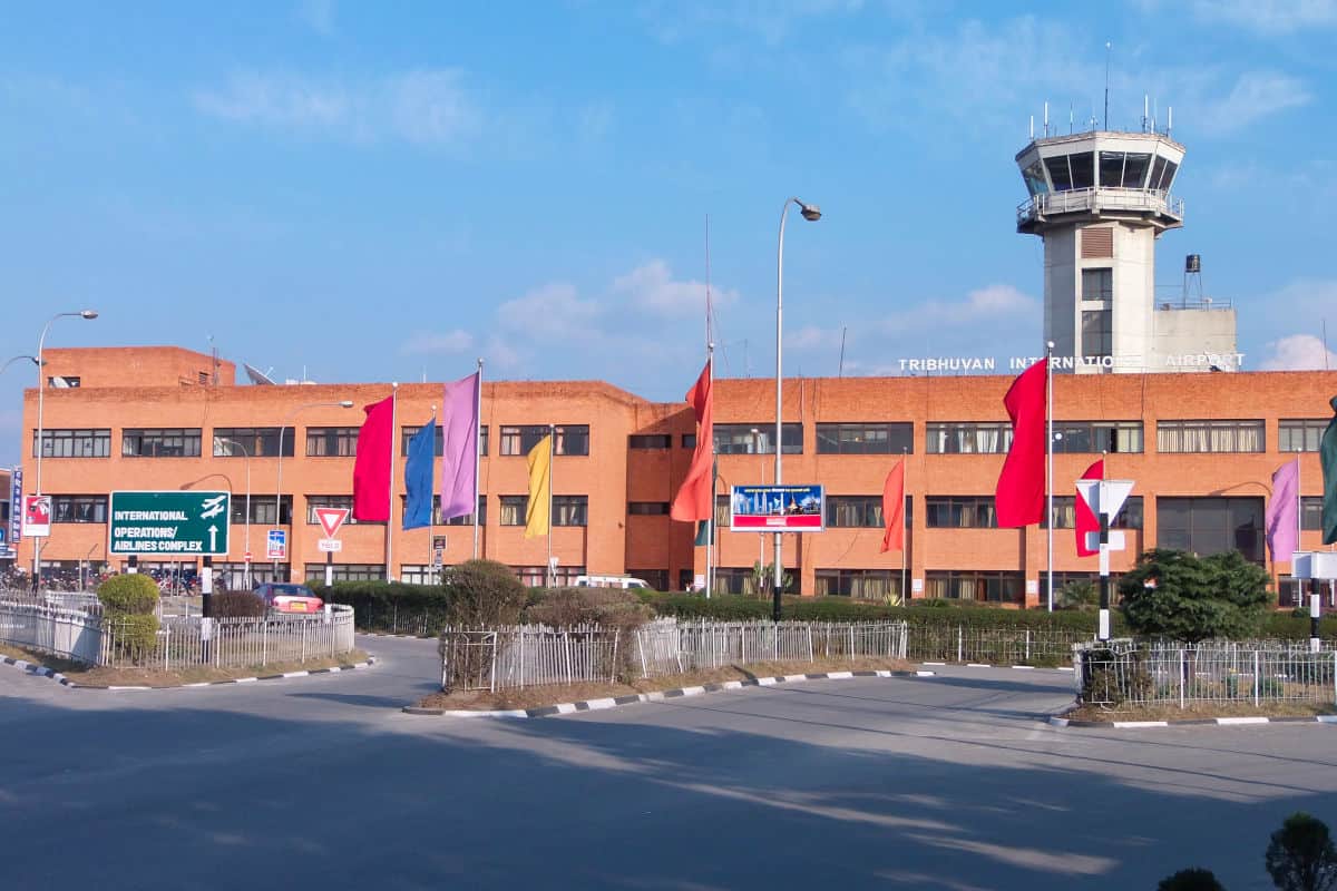 Außenansicht des Tribhuvan International Airport in Kathmandu – Einreise nach Nepal