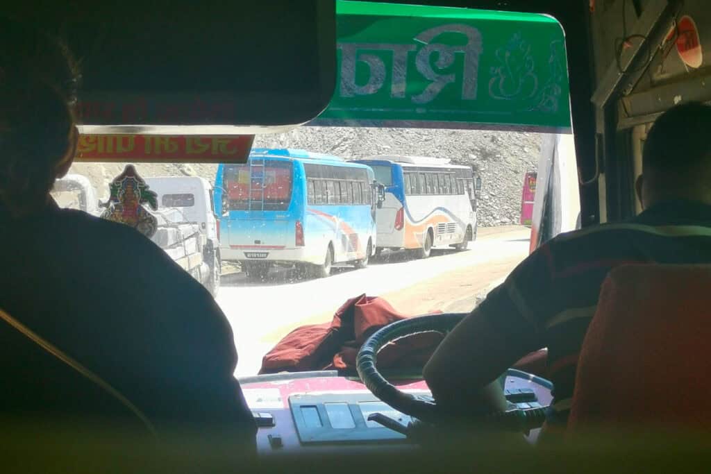 Blick aus einem Bus auf eine Straße mit weiteren Bussen in Nepal