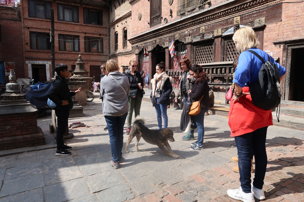 Reisegruppe mit lokalem Guide bei einer Kulturtour durch Patan