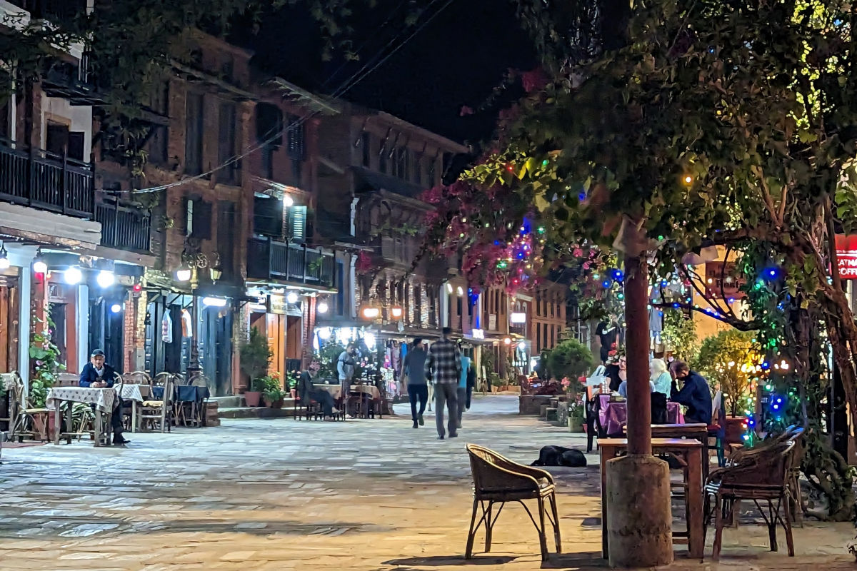 Abendliche Gasse in Bandipur mit Cafés, Lichtern und historischer Architektur