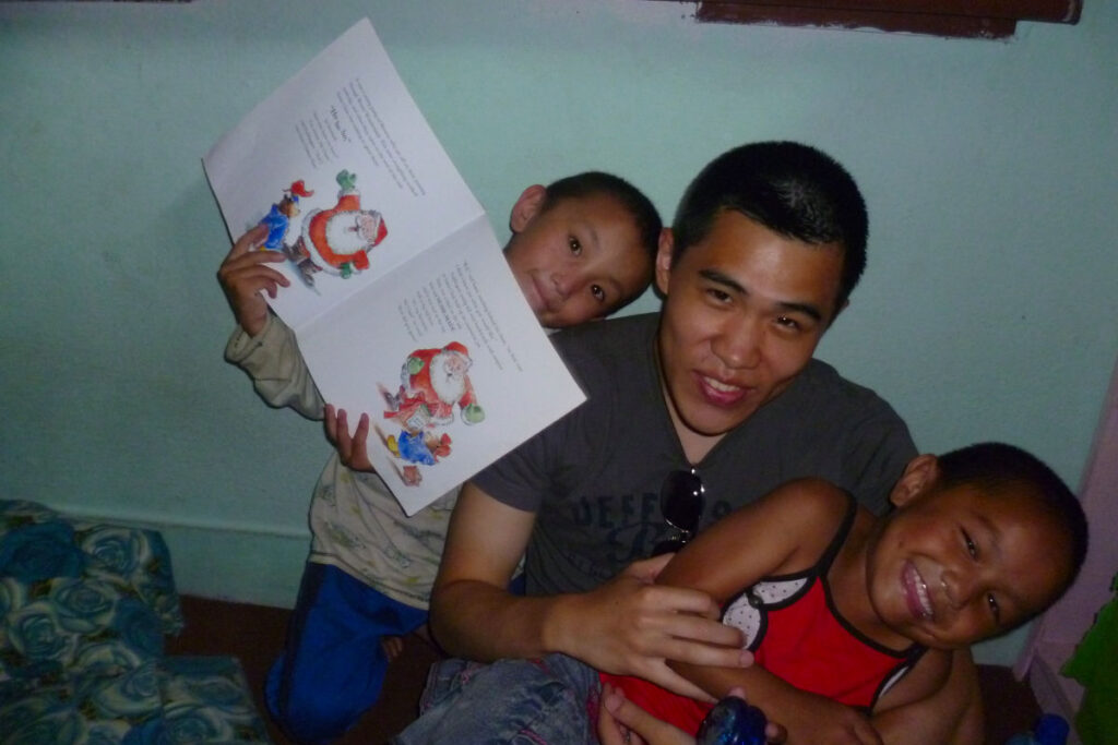 Freiwilligenarbeit in Nepal – eigene Erfahrungen im Klassenzimmer Volunteer in einer nepalesischen Kindergartenklasse mit Kindern