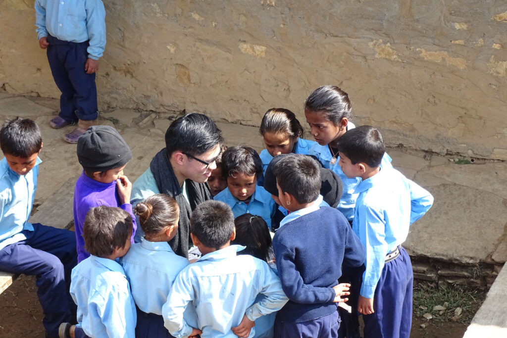 Gespräch mit Schulkindern in Nepal im Rahmen von hamromaya Nepal e.V.