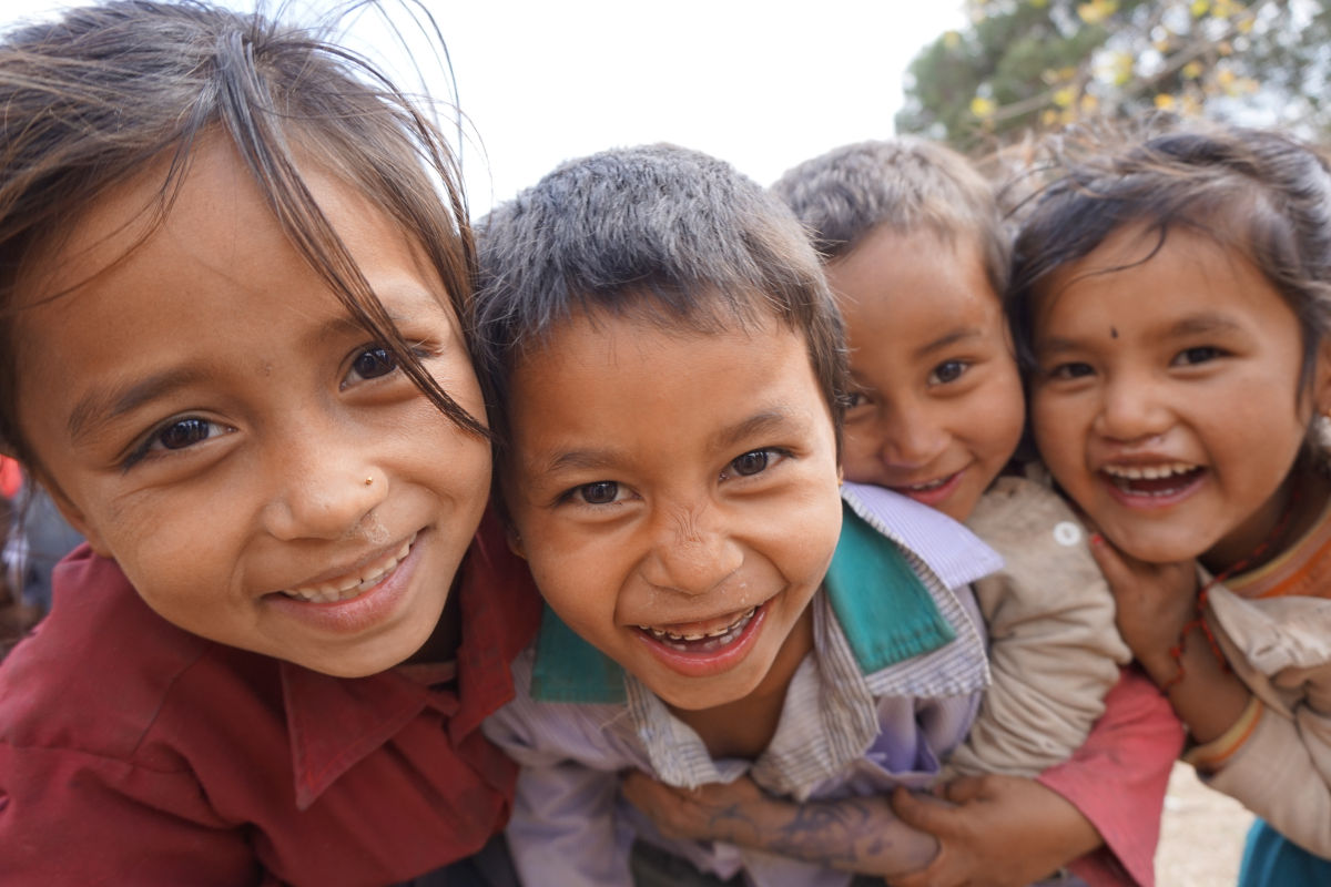 Lachende Kinder aus einem hamromaya-Projekt in Nepal blicken direkt in die Kamera