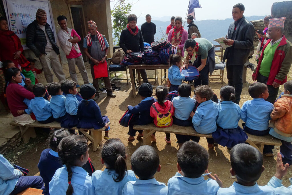 Schultaschen-Verteilung mit hamromaya Nepal e.V. Kinder einer nepalesischen Schule erhalten im Rahmen des hamromaya Schultaschen-Projekts neue Schulrucksäcke