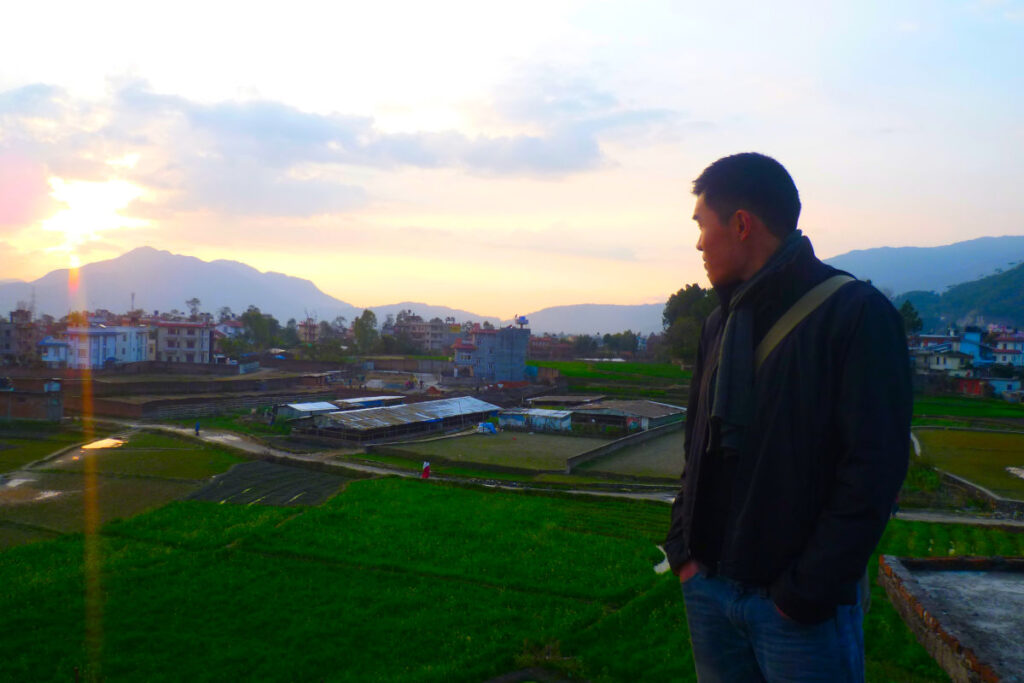 Blick über eine nepalesische Stadt bei Sonnenuntergang – nachdenklicher Moment vor der Gründung von hamromaya