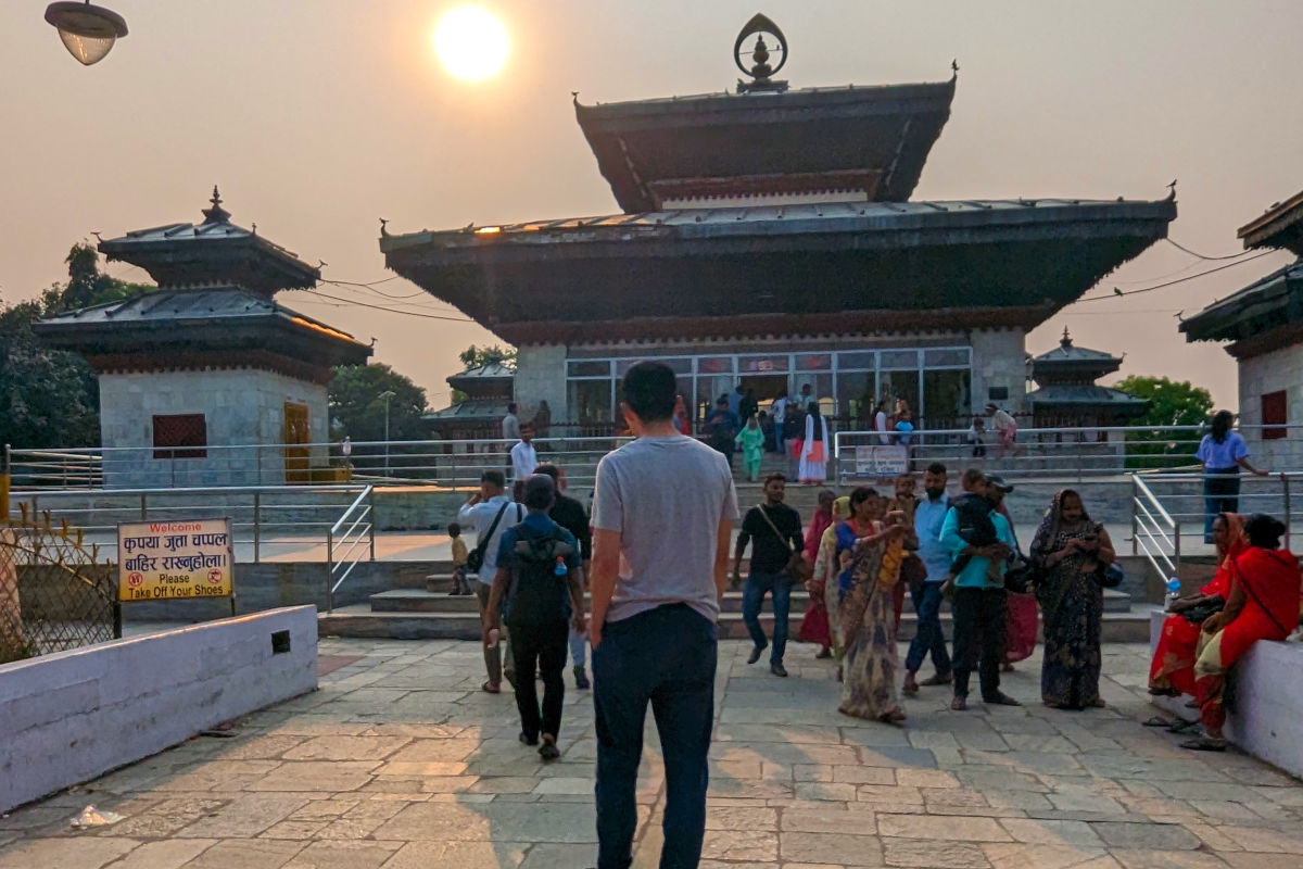 Menschen unterwegs auf dem Gelände nahe des Janakpur-Palasts in Nepal