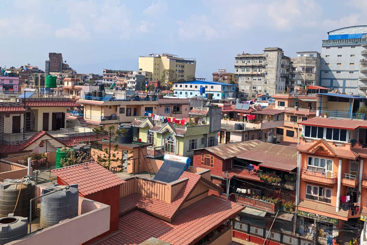 Dicht bebautes Stadtviertel in Kathmandu mit Wohnhäusern, Dächern und Wassertanks