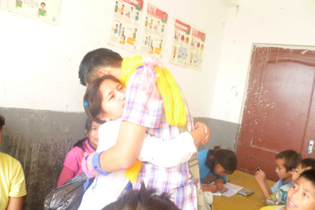 Abschied an der Snowland Schule, März 2012 Khai-Thai verabschiedet sich im März 2012 von einem Kind in einer Schule in Nepal