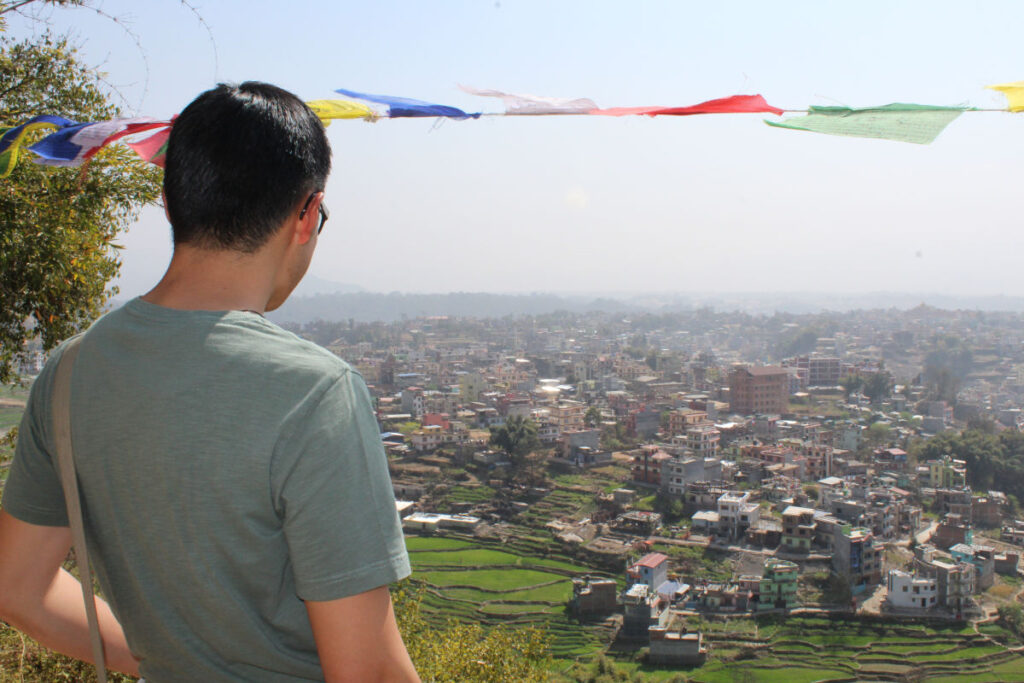Blick über das Kathmandu-Tal Khai-Thai blickt von einem Aussichtspunkt über das Kathmandu-Tal in Nepal