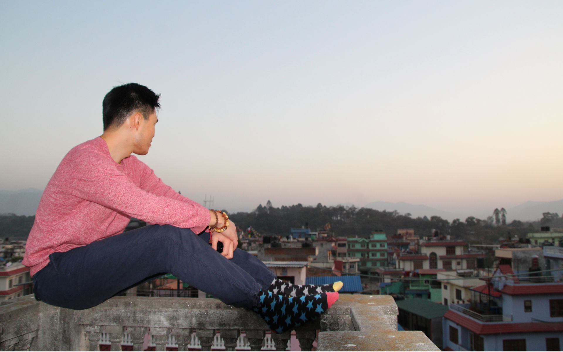 Volunteer von Project Volunteer Nepal im Austausch mit Kind und lokalen Betreuern in Nepal