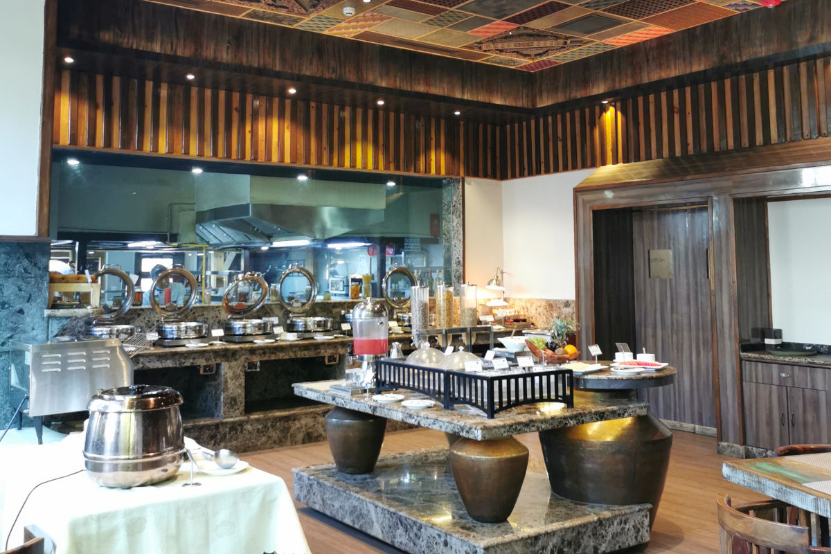 Frühstücksbereich eines gehobenen Hotels in Kathmandu mit modernem Design und ruhiger Atmosphäre