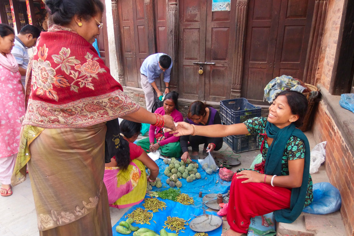 Alltagsszene auf einem nepalesischen Markt mit Frauen im Gespräch und Austausch
