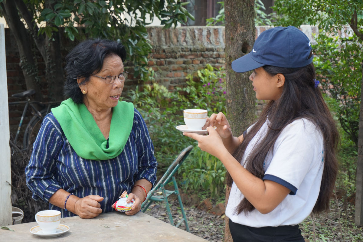 Gespräch zwischen zwei Frauen bei einer Tasse Tee im Alltag in Nepal