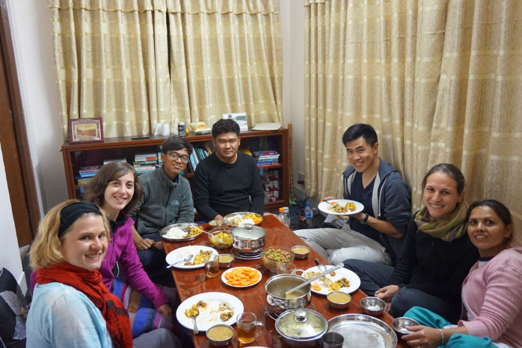 Gemeinsames Essen mit Gastgebern in einem Homestay in Nepal