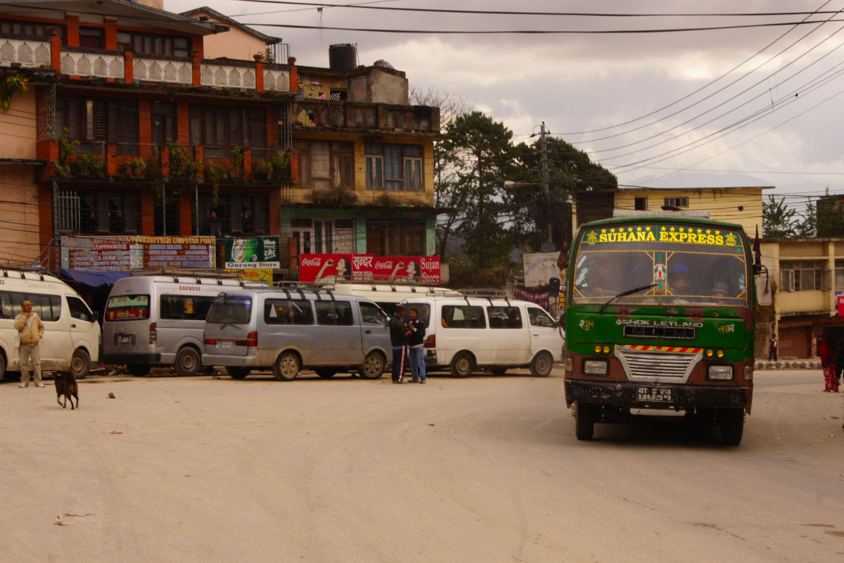 Bus und Microbusse im Straßenverkehr in einer nepalesischen Stadt