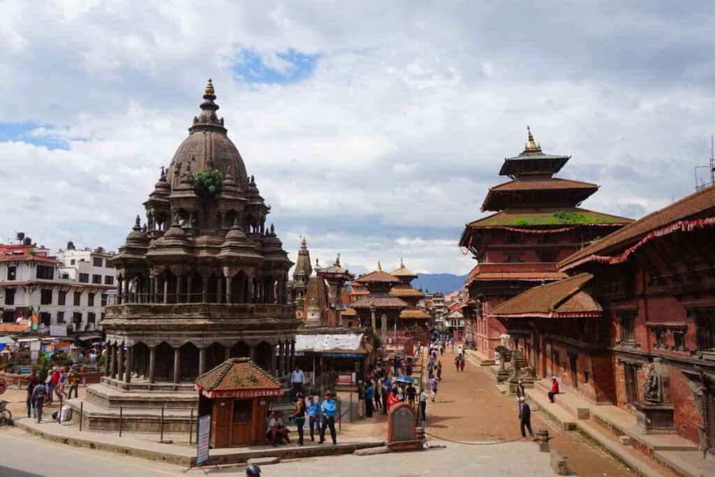 Historischer Platz in Patan Durbar Square in Patan mit Tempeln, Pagoden und Menschen im Alltag