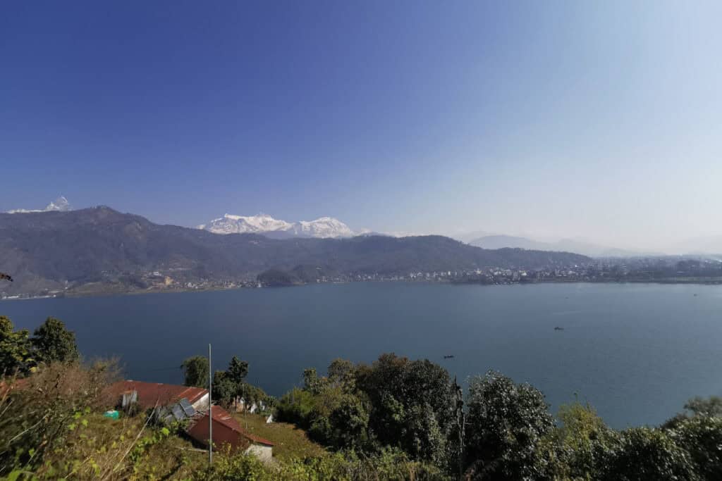 Ruhiger Blick über den Phewa-See bei Pokhara mit Bergen im Hintergrund