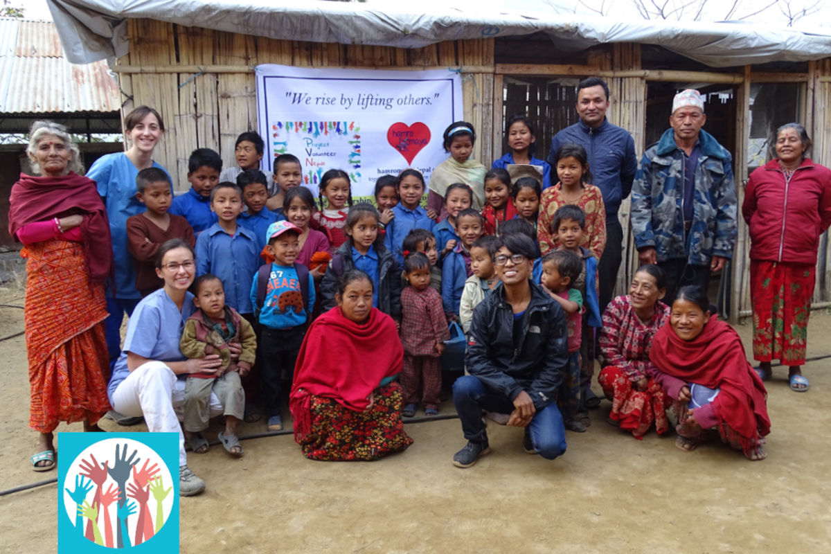 Dorfgemeinschaft und Volunteers beim Abschluss eines Dental Camps in Ikudol, Nepal