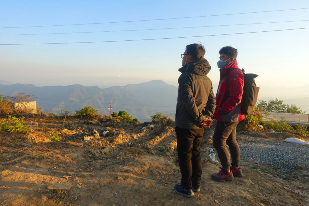 Rajeev und Vishal blicken gemeinsam in die nepalesische Berglandschaft