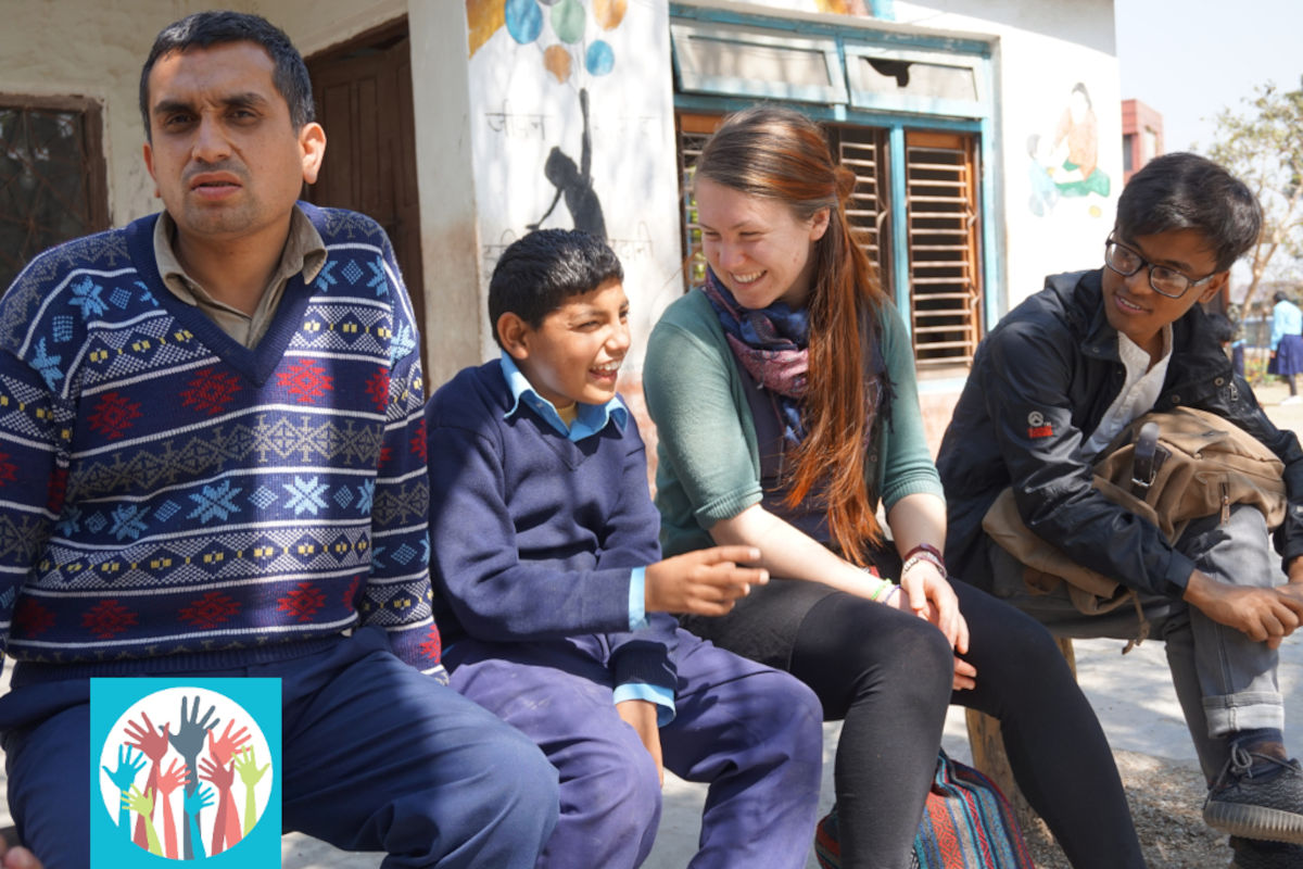 Volunteer von Project Volunteer Nepal im Austausch mit Kind und lokalen Betreuern in Nepal