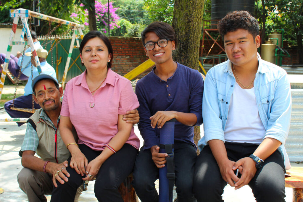 Lokale Projektpartner von Project Volunteer Nepal in einer Schule in Nepal