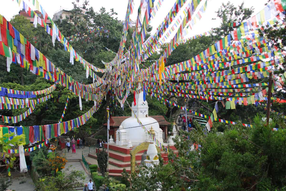 Swayambhunath-Stupa mit Gebetsfahnen oberhalb des Kathmandu-Tals