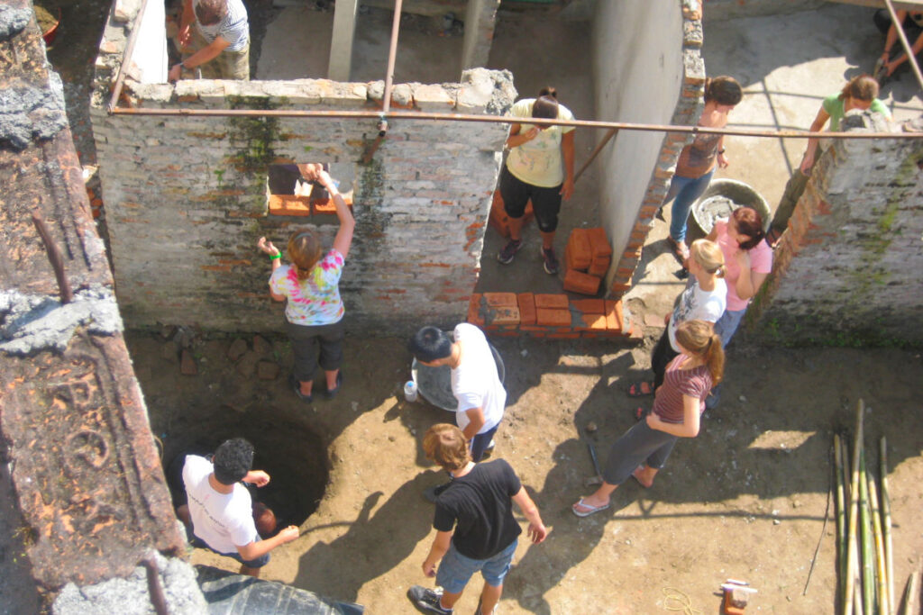 Volunteering in Nepal – eigene Erfahrungen in einem Bauprojekt Viele Volunteers arbeiten gemeinsam an einem Bauprojekt in Nepal, ohne erkennbare fachliche Koordination