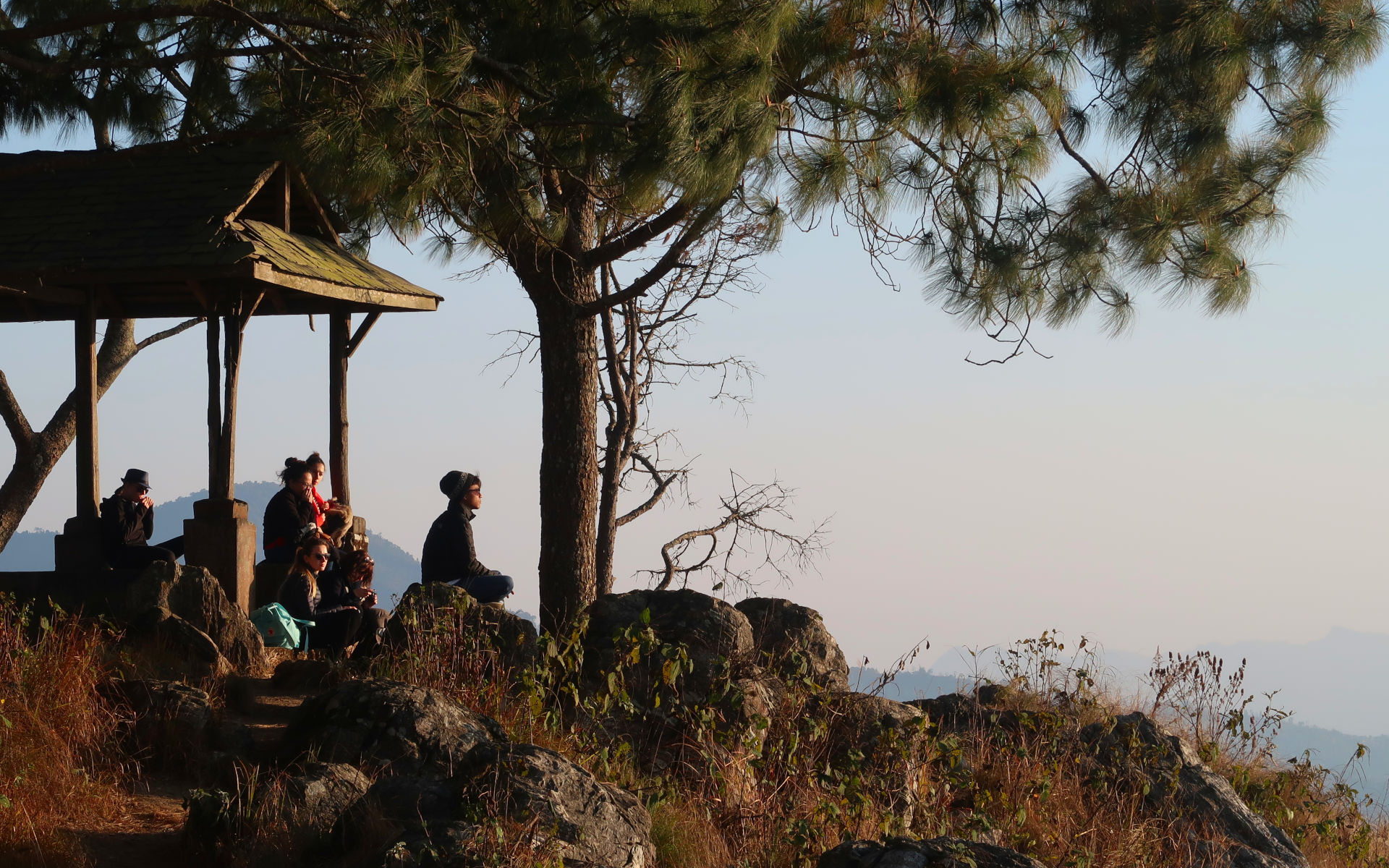 Kleine Reisegruppe mit lokalem Guide bei Aussichtspunkt in Bandipur, Nepal