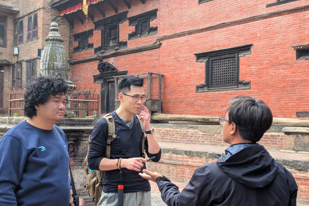 Rajeev, Vishal und Khai im Gespräch auf einem Platz in Nepal