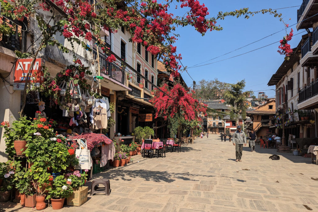 Straße in Bandipur mit blühenden Pflanzen im Frühjahr in Nepal