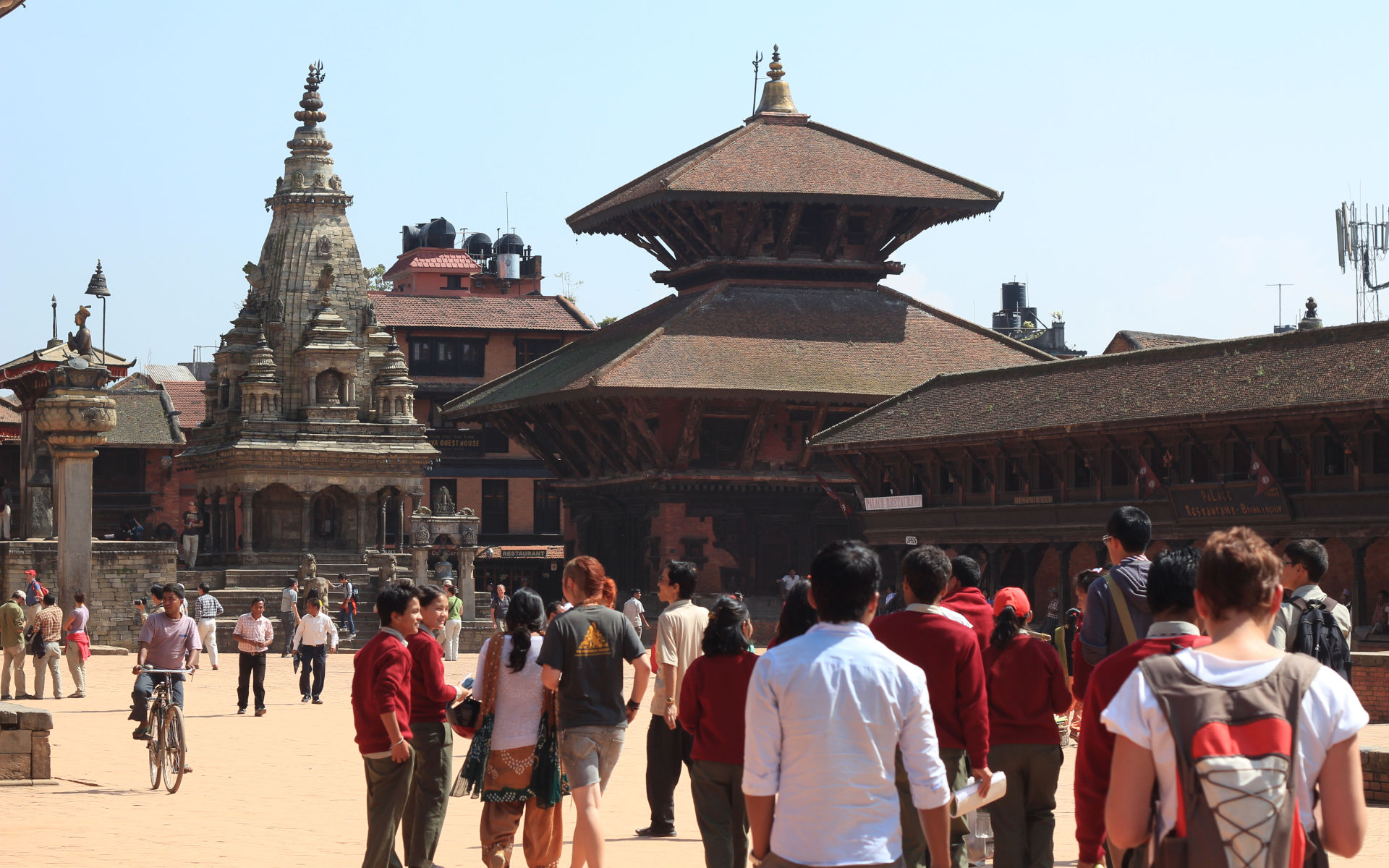 Der Bhaktapur Durbar Square wirkt offener und ruhiger als viele Orte in Kathmandu