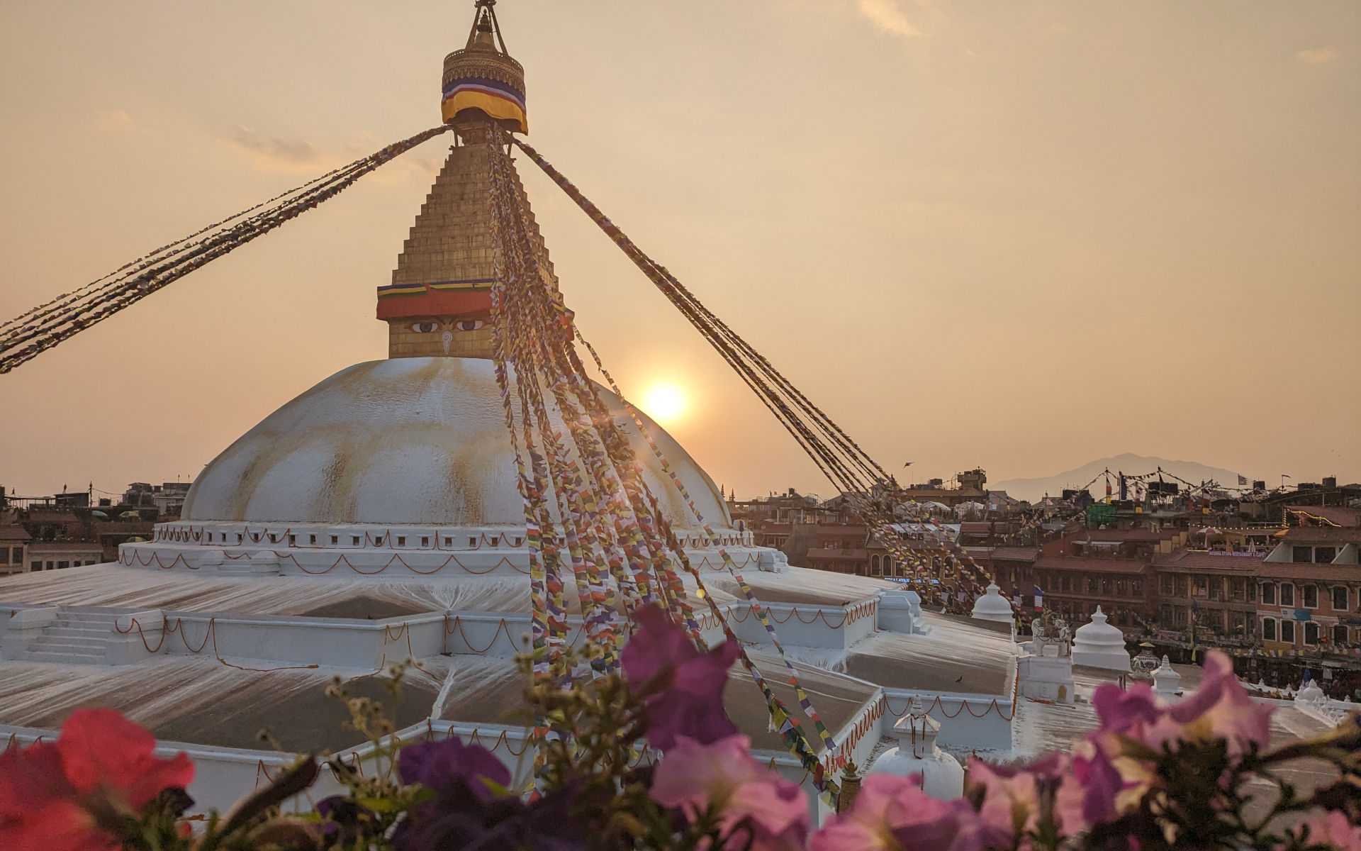 Boudhanath Stupa in Kathmandu mit Gebetsfahnen im warmen Abendlicht