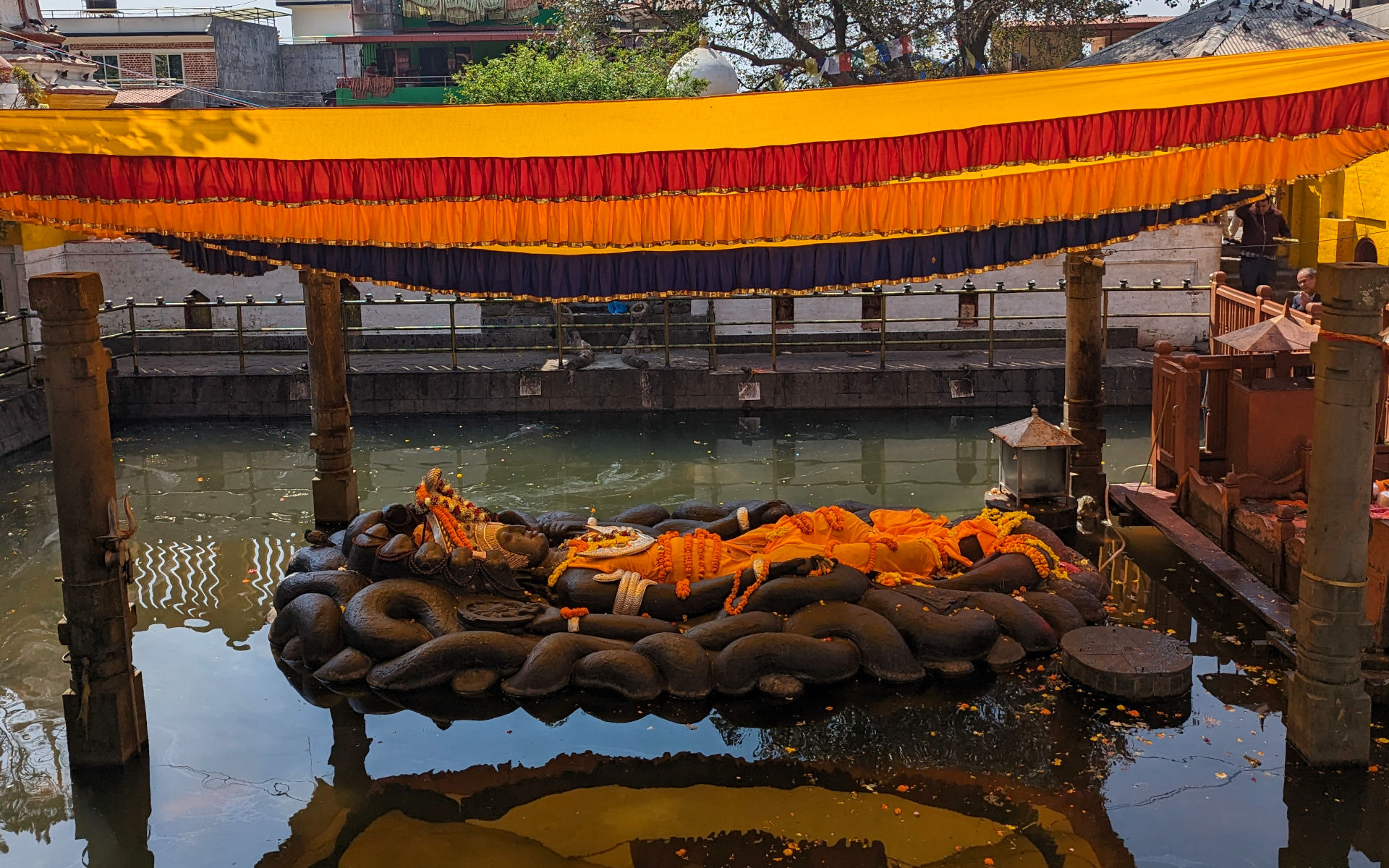 Schlafender Vishnu im Wasserbecken von Budhanilkantha nahe Kathmandu