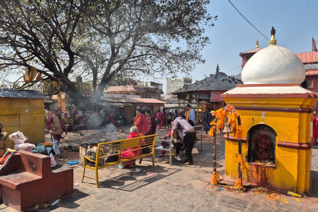 Budhanilkantha – Tempelanlage und Alltag Besucher und Alltag in der Tempelanlage von Budhanilkantha