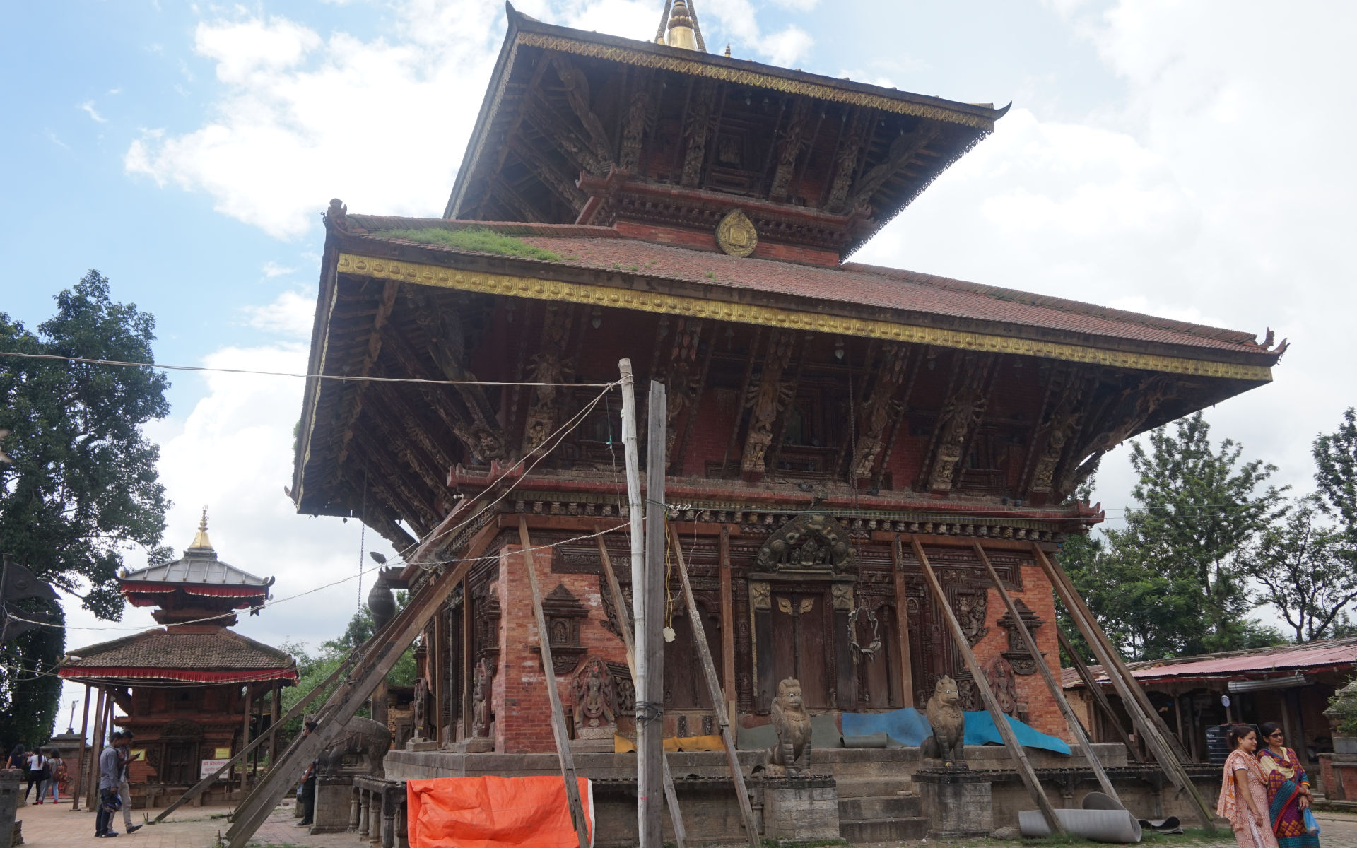 Changu Narayan Tempel mit traditioneller Pagodenbauweise und Holzschnitzereien