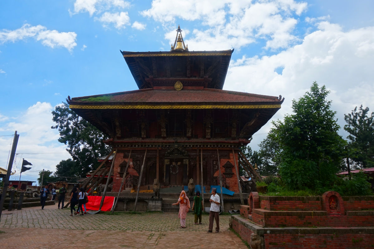 Frontansicht des Changu Narayan Tempels mit Pagodenarchitektur und Besuchern