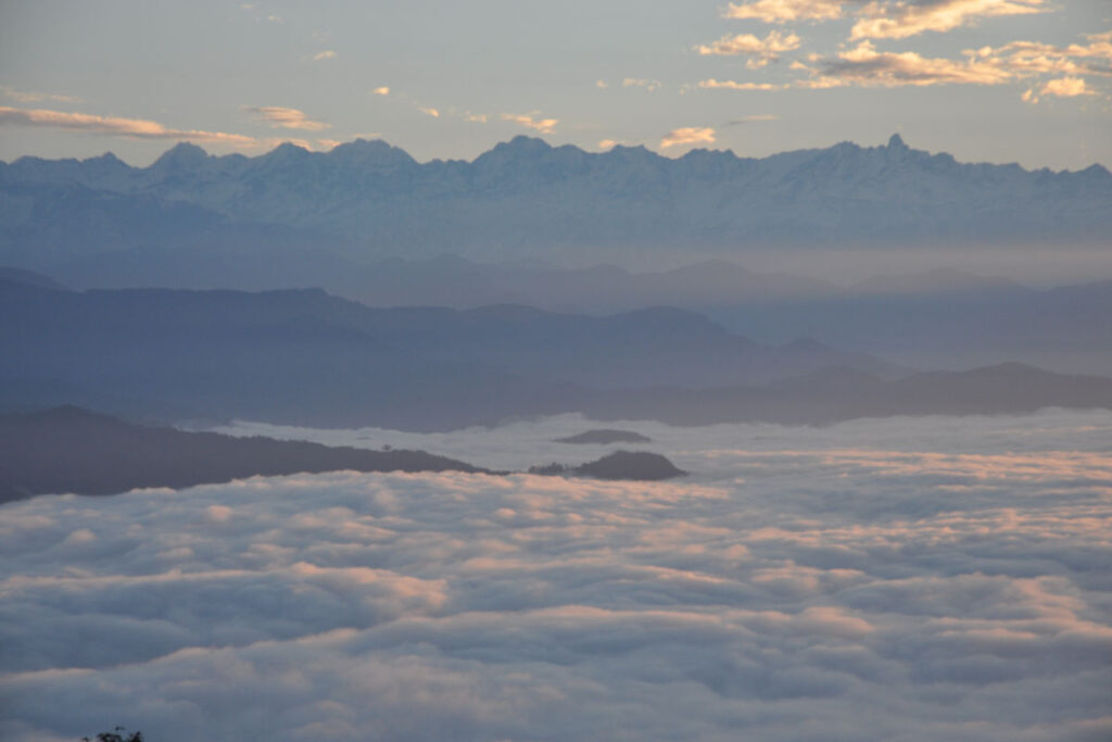 Himalaya über den Wolken in Nepal Berglandschaft im Himalaya über einem Wolkenmeer bei Sonnenaufgang