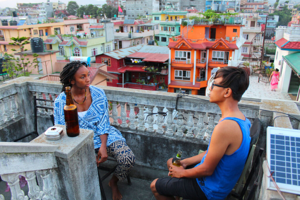Zwei Personen im Gespräch auf einer Dachterrasse in Kathmandu während eines Homestay-Aufenthalts