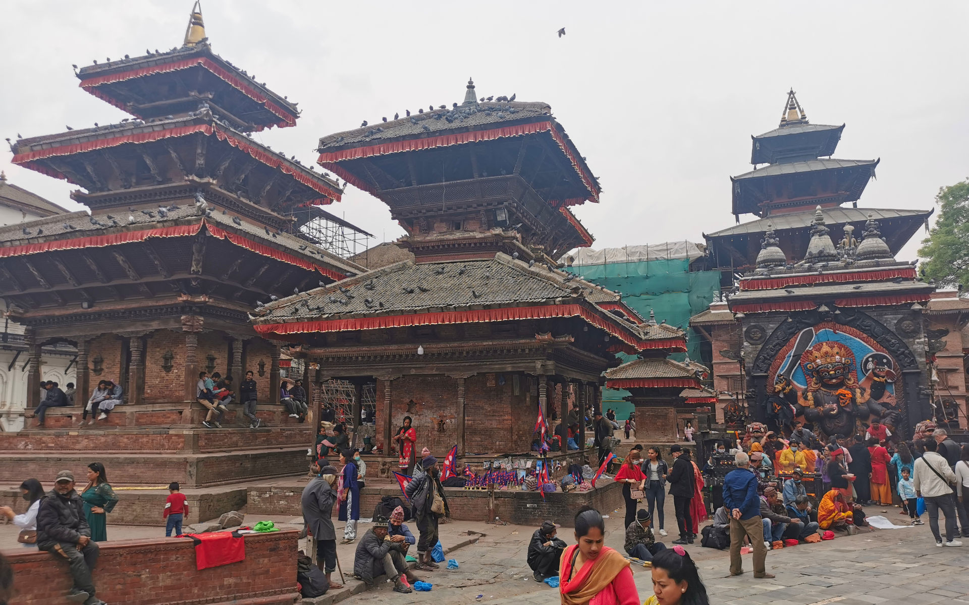 Kathmandu Durbar Square mit Tempeln, Menschen und religiösem Leben