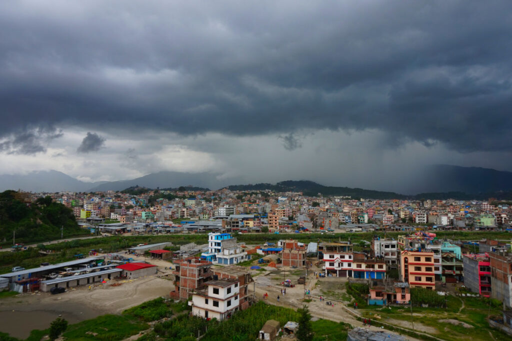 Kathmandu mit dunklen Monsunwolken und Regen im Hintergrund