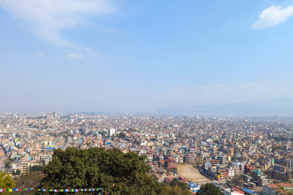Panoramablick über Kathmandu mit dichter Bebauung