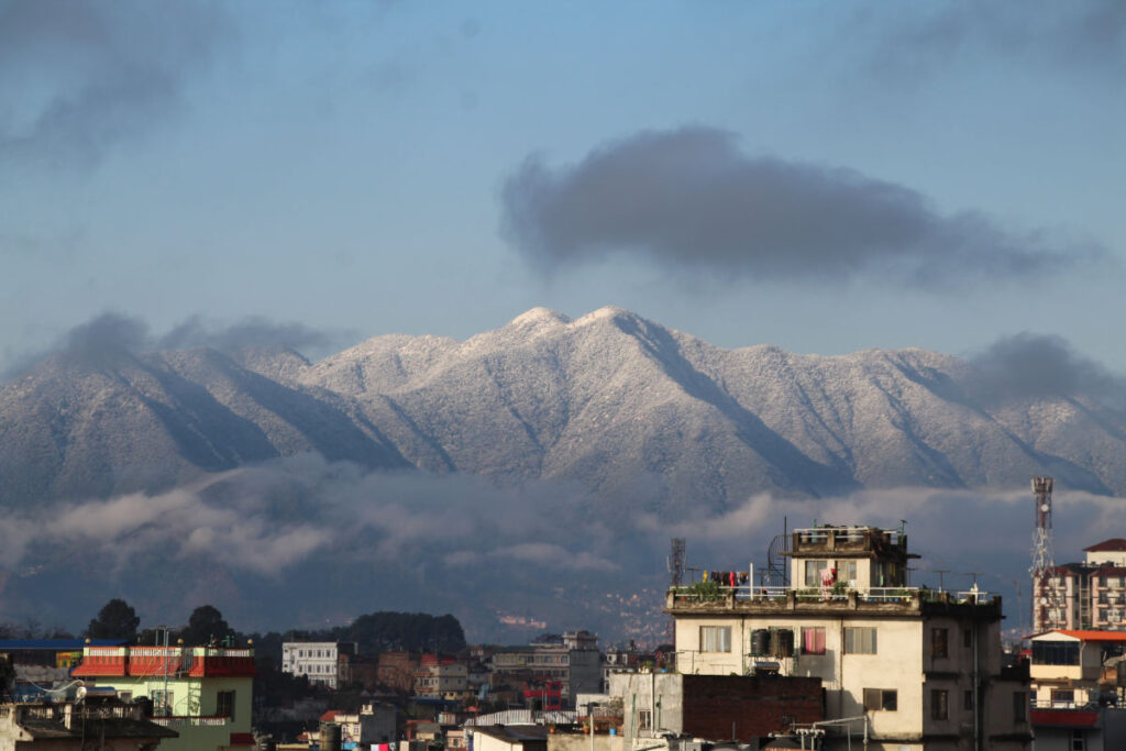 Kathmandu mit Blick auf schneebedeckte Berge im Winter